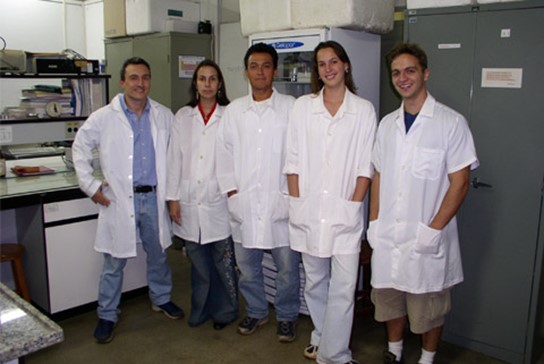 Viviani´s lab (RC-UNESP) 2004; (esquerda para direita) V.Viviani; Florisbela T. Ogawa; Tassia L. Ohelmeyer e Frederico G.C. Arnoldi.